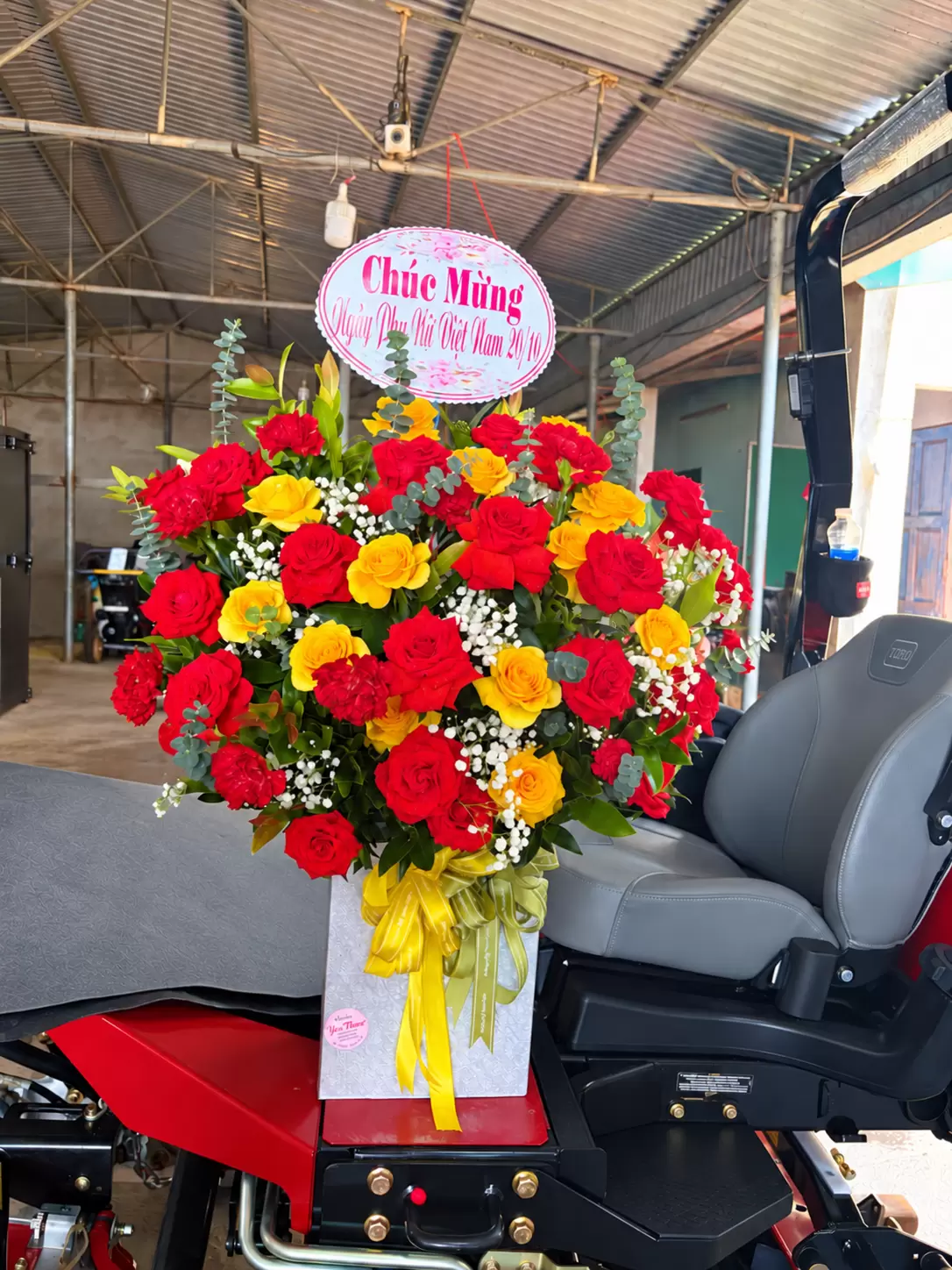 Bó hoa rực rỡ trong nhà xưởng